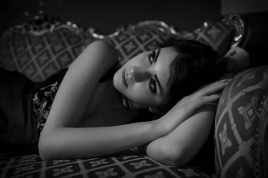 Kanepede dinlenen güzel bir kızın portresi. Yüksek kalite fotoğraf