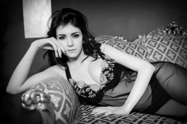 Siyah iç çamaşırlarıyla kanepede uzanmış güzel bir kız. Yüksek kalite fotoğraf