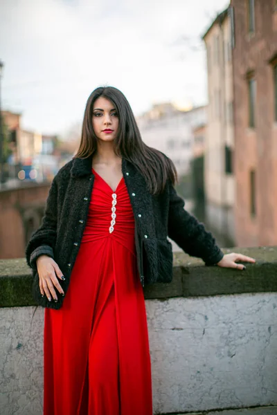 Schönes Mädchen Mit Rotem Kleid Und Schwarzer Jacke Hochwertiges Foto — Stockfoto