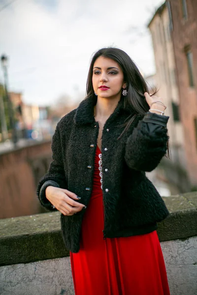 赤いドレスと黒のジャケットの美しい女の子 高品質の写真 — ストック写真