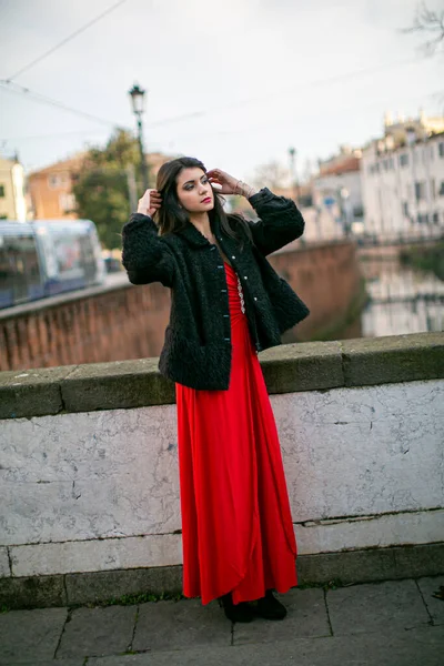 Piękna Dziewczyna Czerwonej Sukience Czarnej Kurtce Wysokiej Jakości Zdjęcie — Zdjęcie stockowe