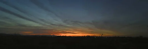 Ufkun Altında Güneş Olan Renkli Günbatımı Gökyüzü Yüksek Kalite Fotoğraf — Stok fotoğraf