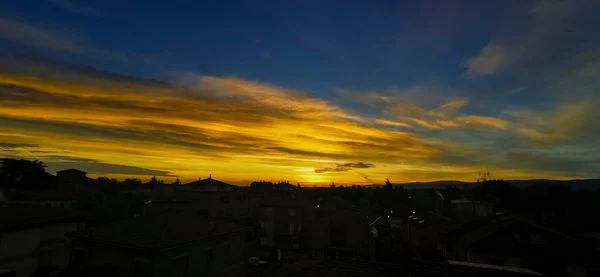 Farbenfroher Abendhimmel Mit Sonne Unter Dem Horizont Hochwertiges Foto — Stockfoto