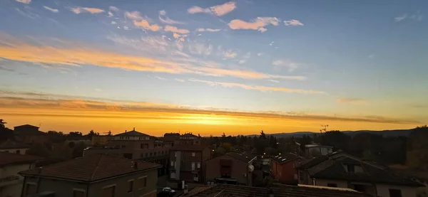 Блакитне Помаранчеве Небо Заході Сонця Над Дахами Біббіано Італія Фотографія — стокове фото