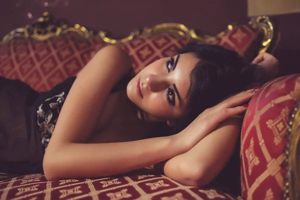 Retrato Una Hermosa Chica Descansando Sofá Foto Alta Calidad —  Fotos de Stock