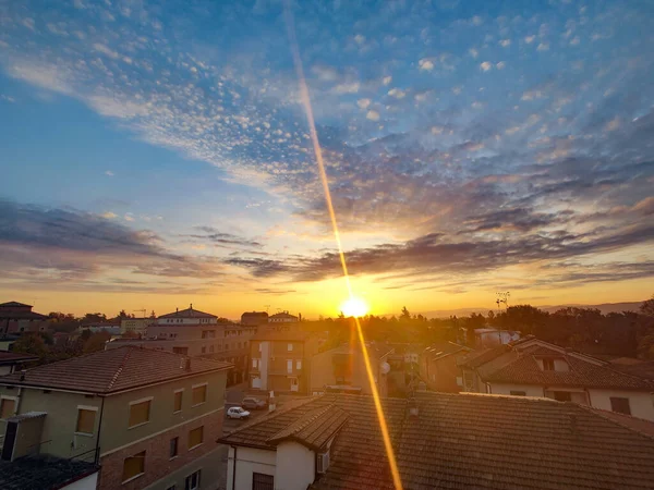 Barevné Nebe Při Východu Slunce Nad Střechami Bibbiano Itálie Kvalitní — Stock fotografie