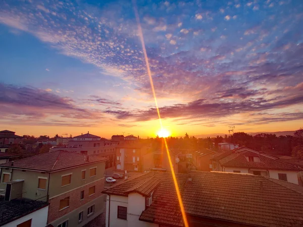 Barevné Nebe Při Východu Slunce Nad Střechami Bibbiano Itálie Kvalitní — Stock fotografie