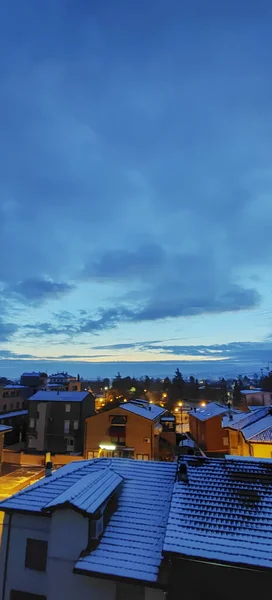 Zatažená Obloha Východu Slunce Nad Střechami Bělená Sněhem Chladném Ránu — Stock fotografie