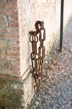 Duvarda asılı eski paslı bir zincir. Yüksek kalite fotoğraf