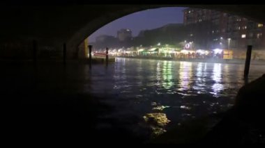 Milano 'daki Navigalı gece aydınlandı. Yüksek kalite 4k video 
