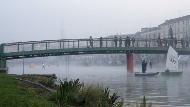 Milano 'daki Darsena' da sis günü. İtalya 'da insanlar Noel zamanı arka planda yürüyor. — Stok video