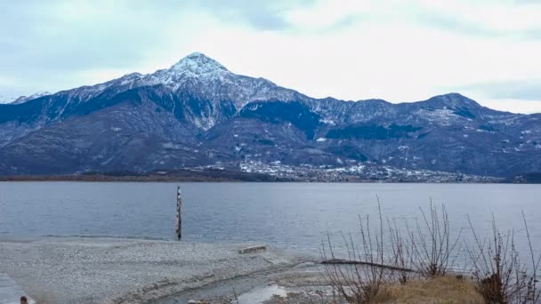 Plage sur le lac de Côme avec les gens se promener laps de temps — Video