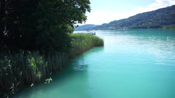 Jezioro Worthersee w pobliżu Klagenfurtu w Austrii w piękny słoneczny dzień — Wideo stockowe