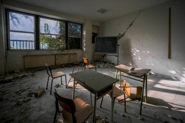 Terk edilmiş okulda sıraları ve sandalyeleri olan bir sınıf. Yüksek kalite fotoğraf