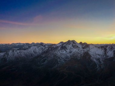  Val Senales 'teki Alpler' in günbatımında panorama. Yüksek kalite fotoğraf