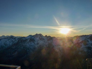Val Senales 'te güneş Alplerden doğuyor. Yüksek kalite fotoğraf