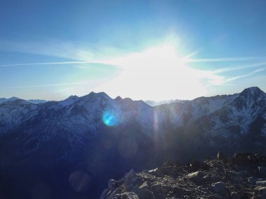 Val Senales 'te güneş Alplerden doğuyor. Yüksek kalite fotoğraf