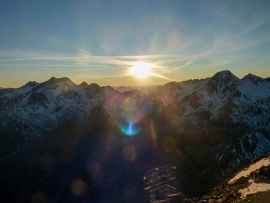 Val Senales 'te güneş Alplerden doğuyor. Yüksek kalite fotoğraf