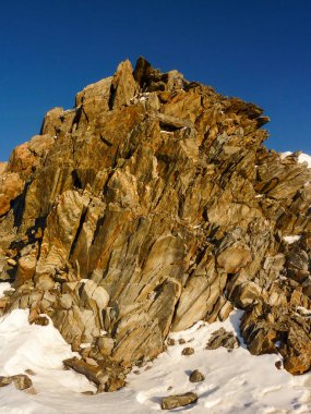Güneşli bir günde Val Senales 'teki Alpler' in kayaları ve karları. Yüksek kalite fotoğraf