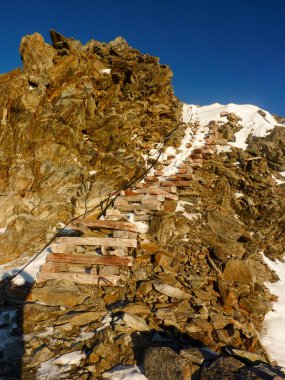 Güneşli bir günde Val Senales 'teki Alpler' in kayaları ve karları. Yüksek kalite fotoğraf