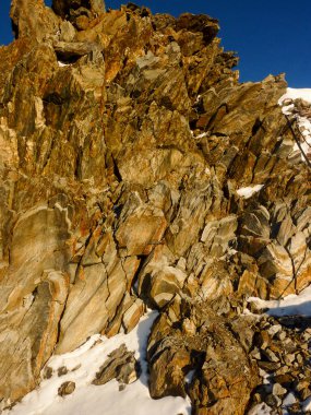 Güneşli bir günde Val Senales 'teki Alpler' in kayaları ve karları. Yüksek kalite fotoğraf