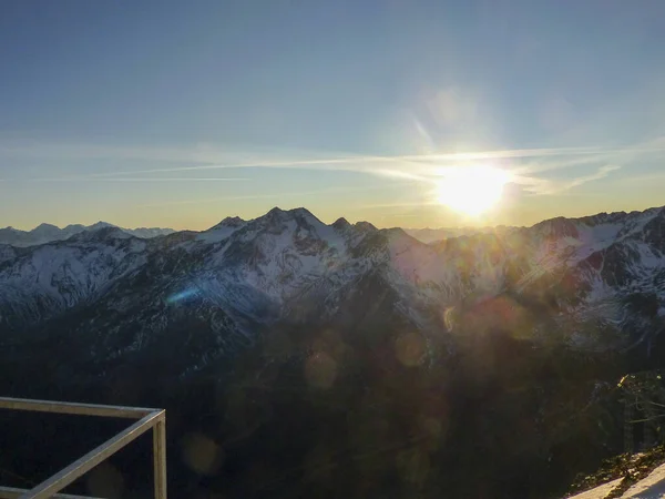太阳从Val Senales的阿尔卑斯山升起 高质量的照片 — 图库照片