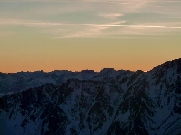 在塞纳莱斯的阿尔卑斯山日落时的全景 高质量的照片 — 图库照片
