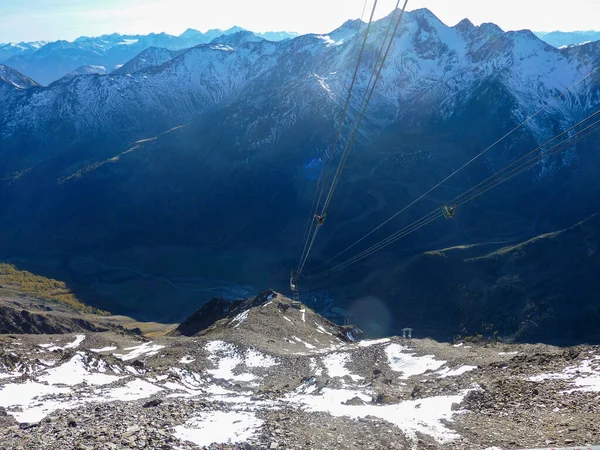 阳光明媚的日子里 阿尔卑斯山上的缆车 高质量的照片 — 图库照片