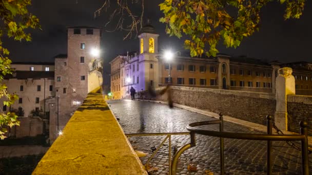 Gente caminando por el puente de la isla Tiberina en Roma, Italia — Vídeos de Stock