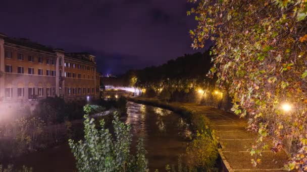 Luces nocturnas reflejándose en el agua del río Tíber en Roma, Italia — Vídeos de Stock