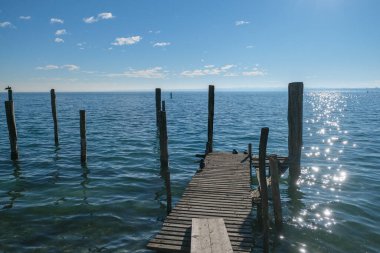 Güneşli günlerde Garda Gölü 'ndeki sirmione rıhtımı. Yüksek kalite fotoğraf