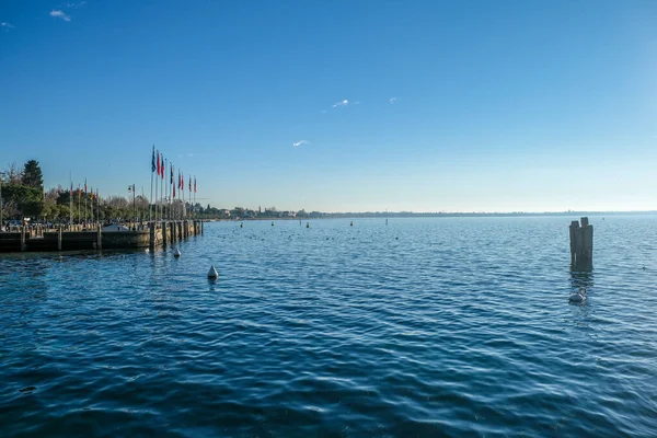 Sirmione Pier Lake Garda Zonnige Dagen Hoge Kwaliteit Foto — Stockfoto
