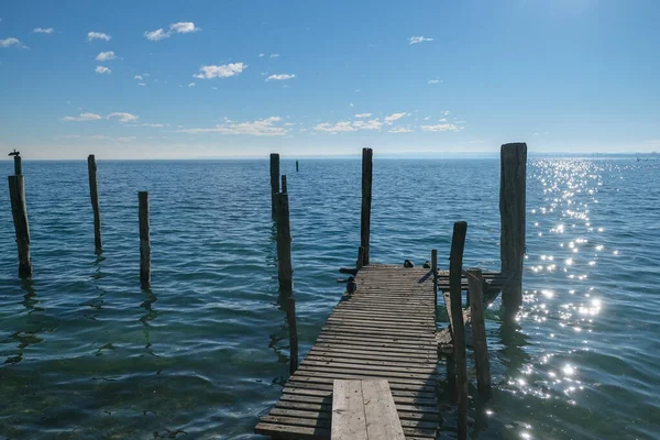 Güneşli günlerde Garda Gölü 'ndeki sirmione rıhtımı. Yüksek kalite fotoğraf
