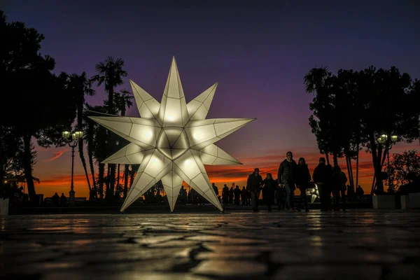 Рождественская Звезда Освещается Площади Сирмиона Закате Высокое Качество Фото — стоковое фото