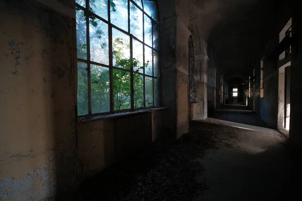 Terk edilmiş evde ızgarası olan büyük bir pencere. Yüksek kalite fotoğraf