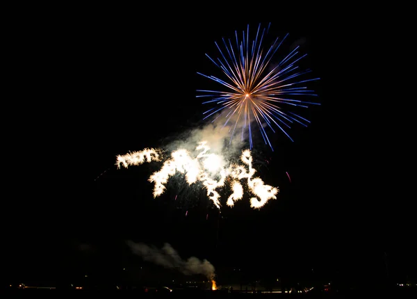 Feuerwerk Schwarzen Himmel Vereinzelt Hochwertiges Foto — Stockfoto