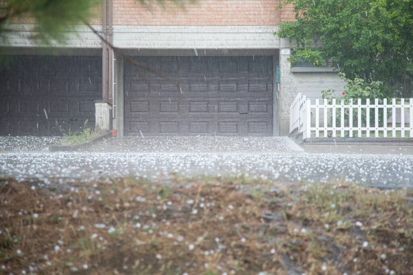 Granizo Fuerte Tormenta Viento Hielo Frente Garajes Caseros Foto Alta — Foto de Stock