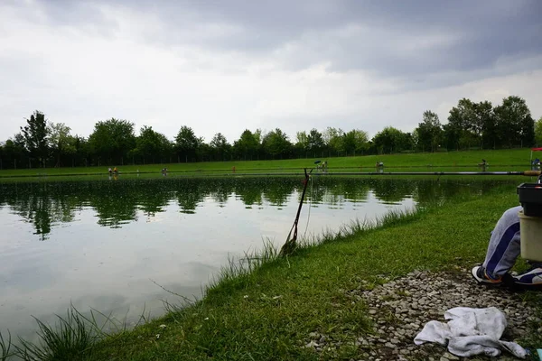 在雷雨中在意大利的钓鱼湖中钓鱼 高质量的照片 — 图库照片