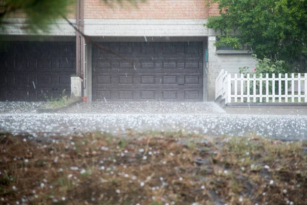 Granizo Fuerte Tormenta Viento Hielo Frente Garajes Caseros Foto Alta — Foto de Stock