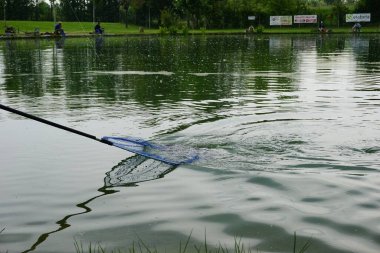 İtalya 'da fırtına altında balık tutma gölü. Yüksek kalite fotoğraf
