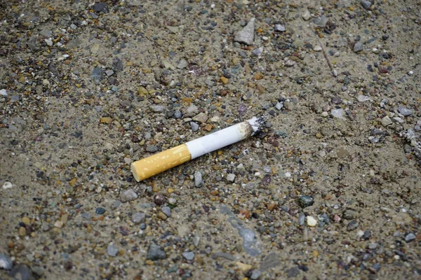 Cigarro Inacabado Jogado Chão Foto Alta Qualidade — Fotografia de Stock