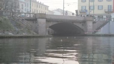 Noelde Milano 'daki rıhtımda sisli insanlar