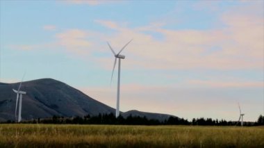 İtalya 'nın abruzzo dağlarında rüzgar türbinleri olan rüzgar çiftliği