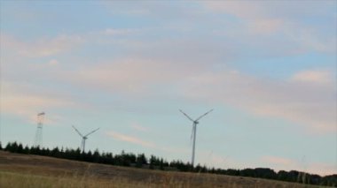 İtalya 'nın abruzzo dağlarında rüzgar türbinleri olan rüzgar çiftliği