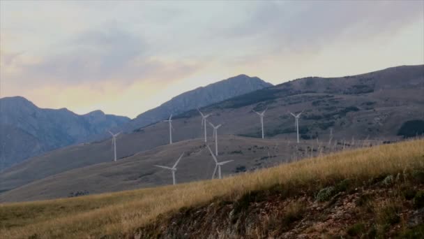 Parco Eolico Con Turbine Eoliche Sulle Montagne Dell Abruzzo Italia — Video Stock