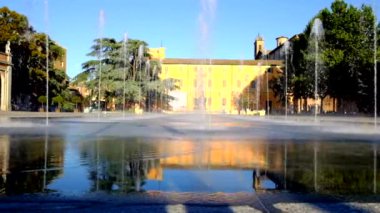 Reggio Emilia tiyatro vadilerinin önündeki zafer meydanında üç renk çeşmesi