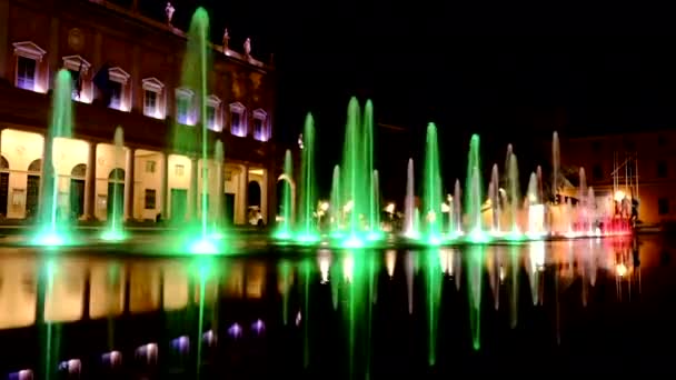 Reggio Emilia Seger Torg Framför Teatern Dalar Tricolor Lysande Fontän — Stockvideo