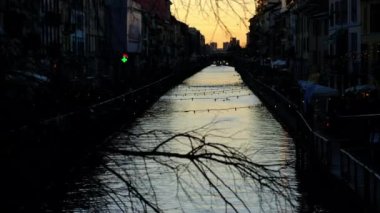 Milano 'da güzel bir gün batımı Kanallarda