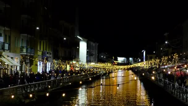 Hermosa Puesta Sol Milán Sobre Los Canales Con Luces Navidad — Vídeo de stock