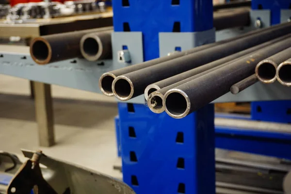 Stahlrohre Die Auf Einem Regal Der Fabrik Für Metallbearbeitung Platziert — Stockfoto